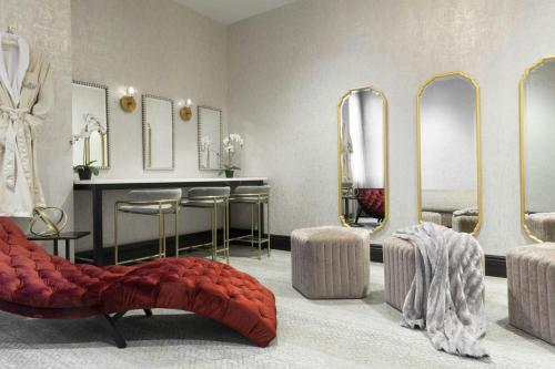 Ein Sitzbereich in der Unterkunft The Warrior Hotel, Autograph Collection