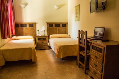 En eller flere senge i et værelse på Hotel Restaurante Berlanga