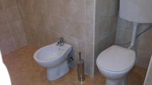 カターニアにあるLanzaのバスルーム(トイレ、洗面台付)