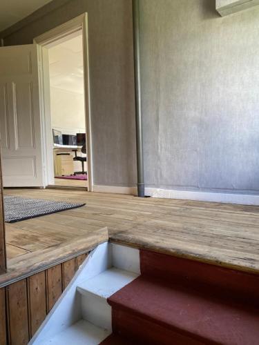 an empty room with a wooden floor and a door at Charmig villa med 3 sovrum i Ljungaverk in Ljungaverk