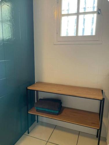 une étagère dans une salle de bains avec une fenêtre dans l'établissement 
