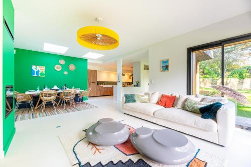 un salon avec un canapé et une table dans l'établissement La Cabane des Vagues à Préfailles, à Préfailles