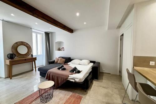 une chambre avec un lit et un canapé dans une pièce dans l'établissement Magnifique studio dans l’hyper-centre d’Ajaccio, à Ajaccio