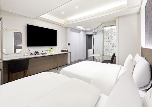 Postel nebo postele na pokoji v ubytování Regency Hotel