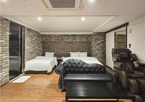 Ein Bett oder Betten in einem Zimmer der Unterkunft Regency Hotel