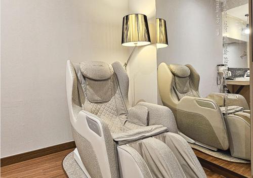 Ein Sitzbereich in der Unterkunft Regency Hotel