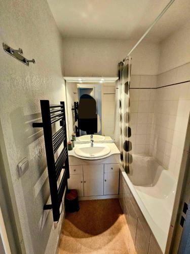 une salle de bain avec un lavabo, une baignoire et des toilettes dans l'établissement Appart 2 pièces avec balcon, à Saint-Étienne-en-Dévoluy