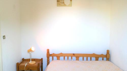 une chambre avec un lit et une lampe sur une table dans l'établissement Résidence Cap Azur Appartement 229, à Villeneuve-Loubet