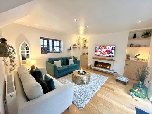 a living room with a couch and a fireplace at MC 2 bed central location - no parking in Stratford-upon-Avon