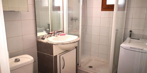 une salle de bain avec un lavabo, une douche et des toilettes dans l'établissement Résidence Cap Azur Appartement 229, à Villeneuve-Loubet