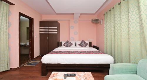 Postel nebo postele na pokoji v ubytování Hotel Laxmi Villa Palace-Near Jaipur Railway Station