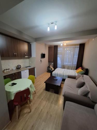 una sala de estar con un sofá y una mesa en Bubi bakuriani, en Bakuriani