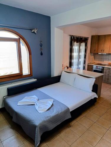 a bed in a room with a blue wall at XD Al Mare in Ierissos