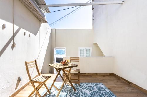 een kamer met een tafel en stoelen op een verdieping bij Home2Book Boutique Cave Retreat, Candelaria in Candelaria