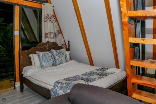 un lit dans une chambre avec un hamac dans l'établissement Topi Cottages, à Nanyuki