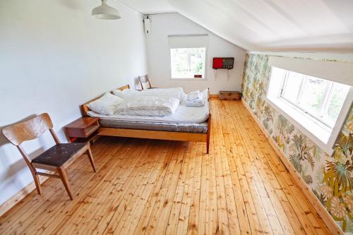 Una cama o camas en una habitación de Solbakken