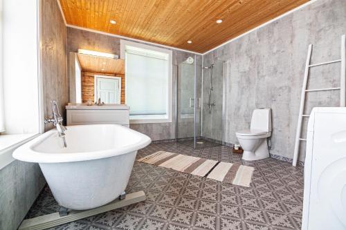 ランバにあるSolbakkenのバスルーム(大型バスタブ、トイレ付)