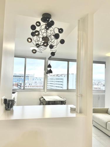 un salon avec un lustre et une table dans l'établissement Modern Parisian flat Quartier asiatique Choisy, à Paris