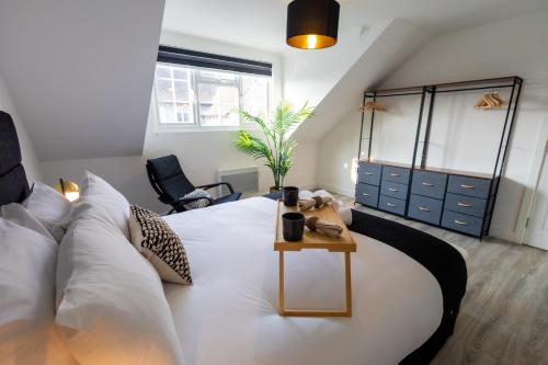 Postel nebo postele na pokoji v ubytování Watford Quality 3-bedroom Flat