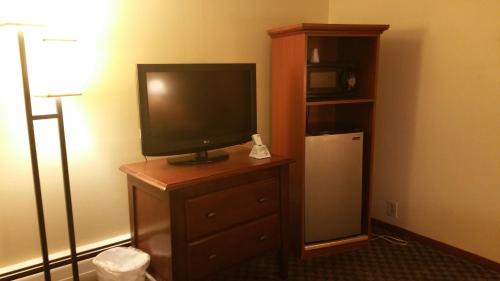 uma televisão numa cómoda num quarto de hotel em Dartmouth Motor Inn em North Dartmouth
