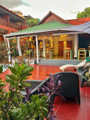 プエルトイグアスにあるTupa Hotel Iguazuの建物の前にあるレストラン