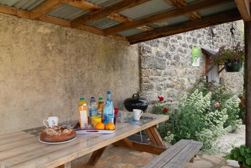 - une table en bois avec de la nourriture et des boissons dans l'établissement L'oustal de julie 3 personnes, à Laval-du-Tarn