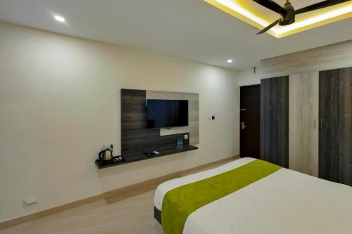 a bedroom with a bed and a flat screen tv at San De in Salem