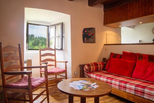 un salon avec un canapé, deux chaises et une table dans l'établissement Aux cimes des gorges du tarn, à Laval-du-Tarn