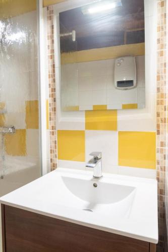 une salle de bain avec un lavabo et une douche dans l'établissement Aux cimes des gorges du tarn, à Laval-du-Tarn