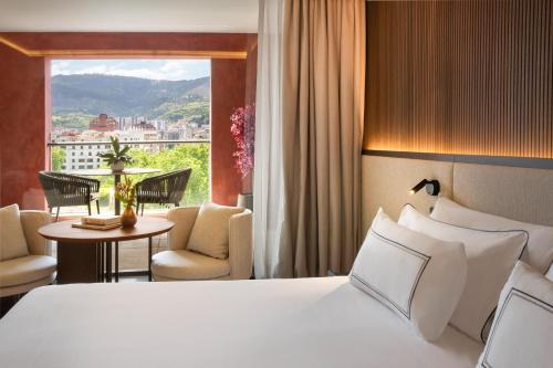 Кровать или кровати в номере Hotel Meliá Bilbao