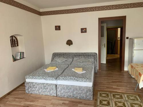 a room with a couch with two napkins on it at Restaurace a Penzion Podloubí in Opočno