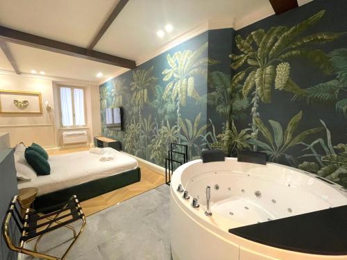 une chambre avec un lit et une baignoire dans une pièce dans l'établissement Exotic Suite with Jacuzzi, à Bergame