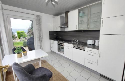 Η κουζίνα ή μικρή κουζίνα στο Ferienwohnung Märchenhain mit 2 Bädern und Rheinblick