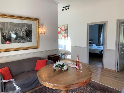 Posezení v ubytování Château de Salvert - 4 Gîtes - 32 personnes