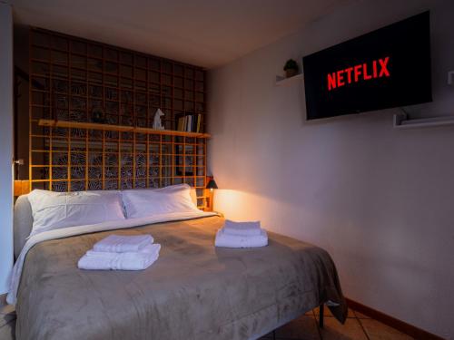 a bedroom with a bed with two towels on it at DUST AND SNOW - Sulle Piste da Sci di Pila in Pila
