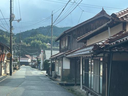 an empty street in a town with buildings at 古月(KozukI)久年庵 in Yamaguchi