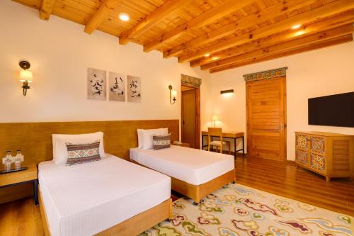 Katil atau katil-katil dalam bilik di Lemon Tree Resort, Thimphu, Bhutan