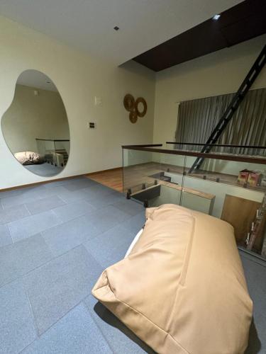Una cama o camas en una habitación de Boho Artisan Penthouse