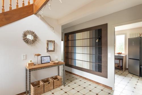 une cuisine avec une porte coulissante en verre et une table dans l'établissement L'Écrin de Pléneuf - Jolie maison avec 2000m2 de jardin, à Pléneuf-Val-André