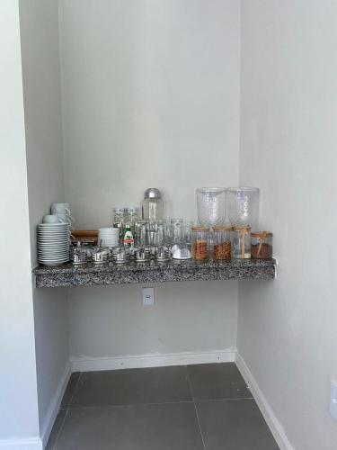 Una encimera de cocina con un montón de platos encima en Pousada Conchas do Mar, en Morro de São Paulo