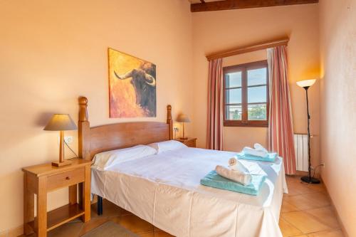 Ένα ή περισσότερα κρεβάτια σε δωμάτιο στο Agroturismo son Sampoli by MHR