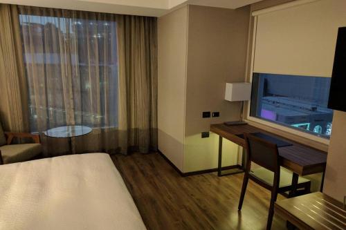 Ένα ή περισσότερα κρεβάτια σε δωμάτιο στο AC Hotel by Marriott Santa Fe
