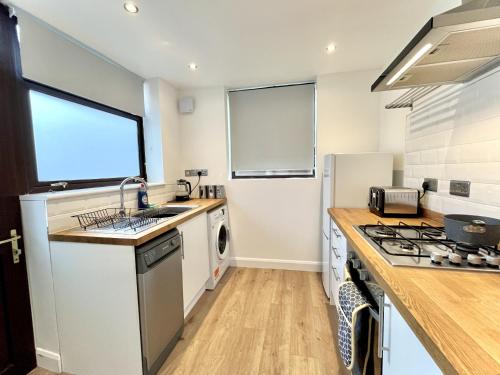 Dapur atau dapur kecil di Modernised 3-bed home in Bamber Bridge, Preston