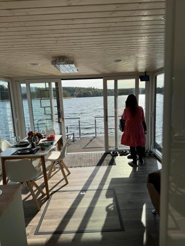 a woman standing on a boat looking at the water at Seahome Pape in Flessenow