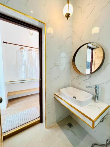 a bathroom with a sink and a mirror at Kaija Resort in Ko Larn