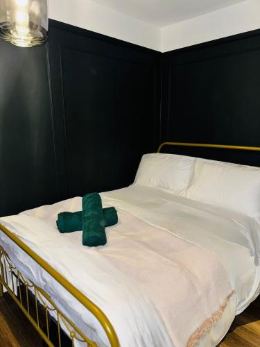 Postel nebo postele na pokoji v ubytování The Green Scholar's Nook