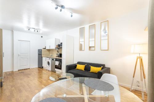 un salon avec une table en verre et un canapé dans l'établissement La Clé - Climatisation et WiFi au Centre de Toulon, à Toulon