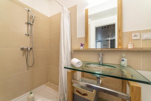 une salle de bain avec un lavabo et une douche dans l'établissement La Clé - Climatisation et WiFi au Centre de Toulon, à Toulon