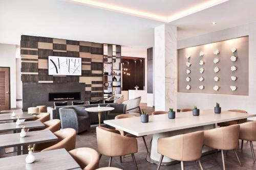 Ruang duduk di AC Hotel by Marriott Columbus Downtown
