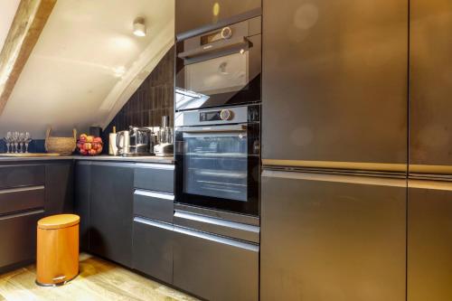 une cuisine équipée d'appareils en acier inoxydable dans l'établissement Le Refuge Urbain - A 5 min à pied de la plage, à Trouville-sur-Mer